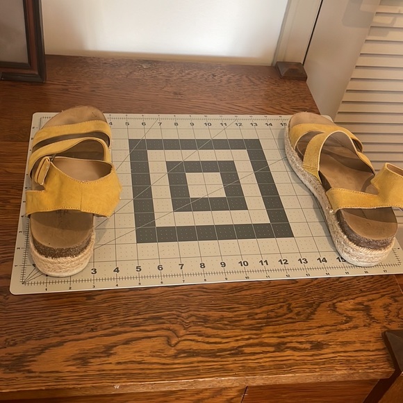 Universal Thread yellow platform sandals. - Picture 5 of 8